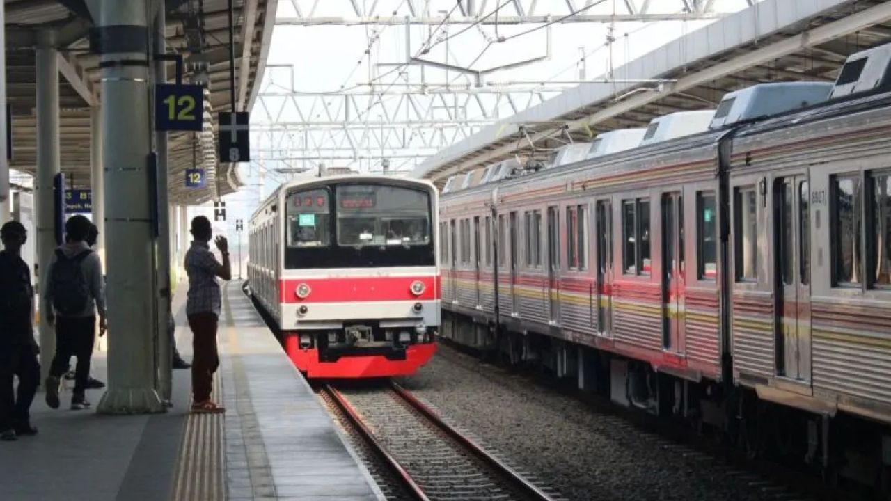 Ilustrasi- Penumpang menunggu kedatangan KRL Commuter Line Manggarai-Bogor di Stasiun Manggarai, Jakarta. <b>(Antara)</b>