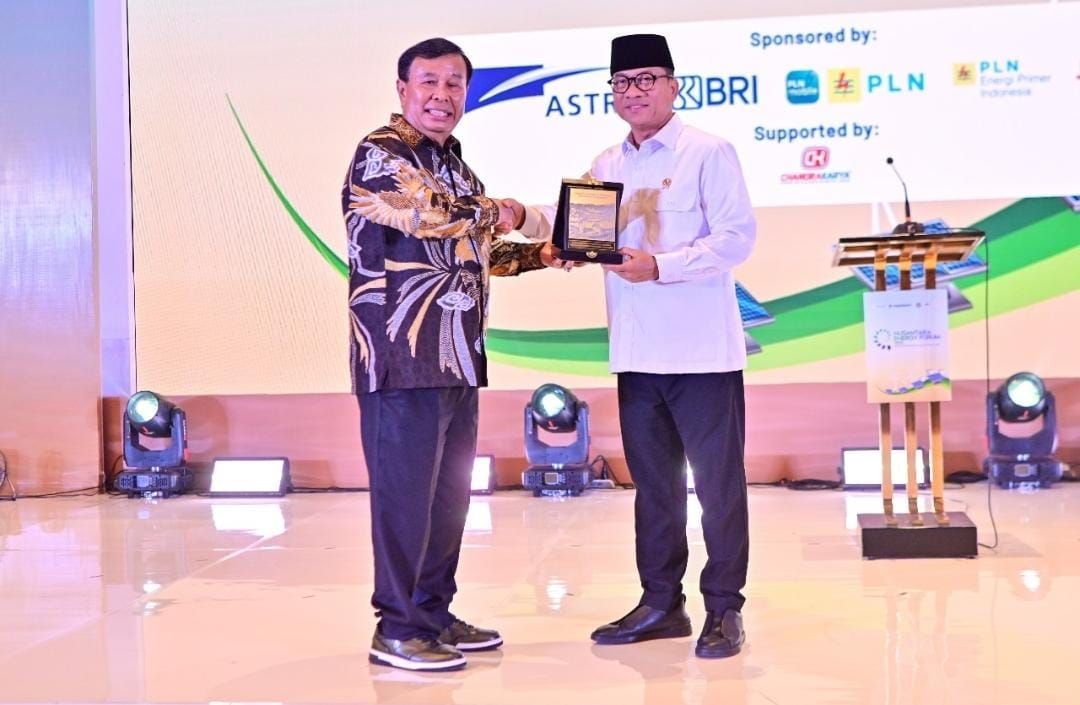 Presiden Komisaris NT Corp Nurdin Tampubolon dan Menteri Desa dan Pembangunan Daerah Tertinggal Yandri Susanto di acara Nusantara Energy Forum 2025 <b>(Ntvnews)</b>