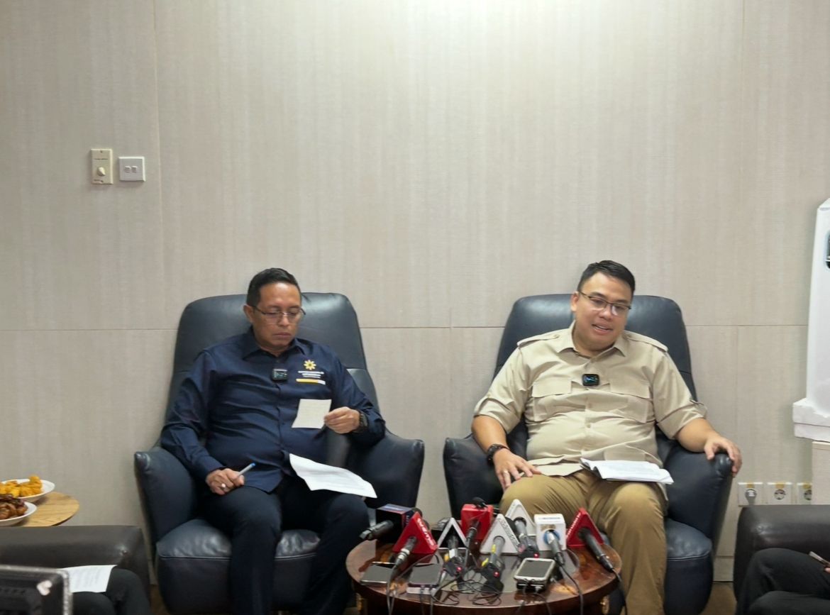 Kepala PCO Hasan Nasbi san Wamenkomdigi Angga Raka <b>(NTVnews.id/Deddy Setiawan)</b>