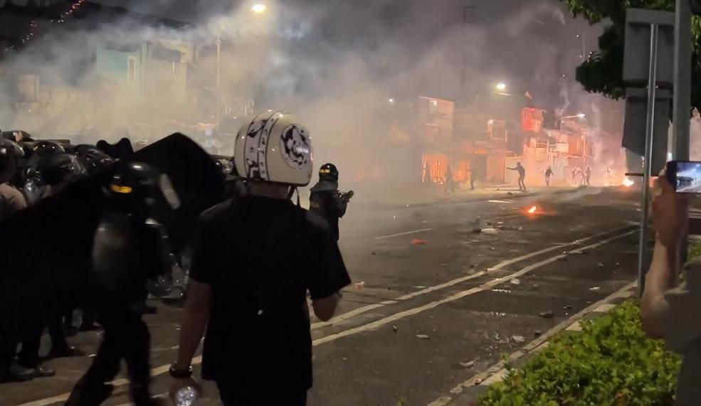 Polisi bentrok dengan para perusuh di kawasan Pejompongan, Jakarta Pusat.  <b>(NTVNews.id)</b>