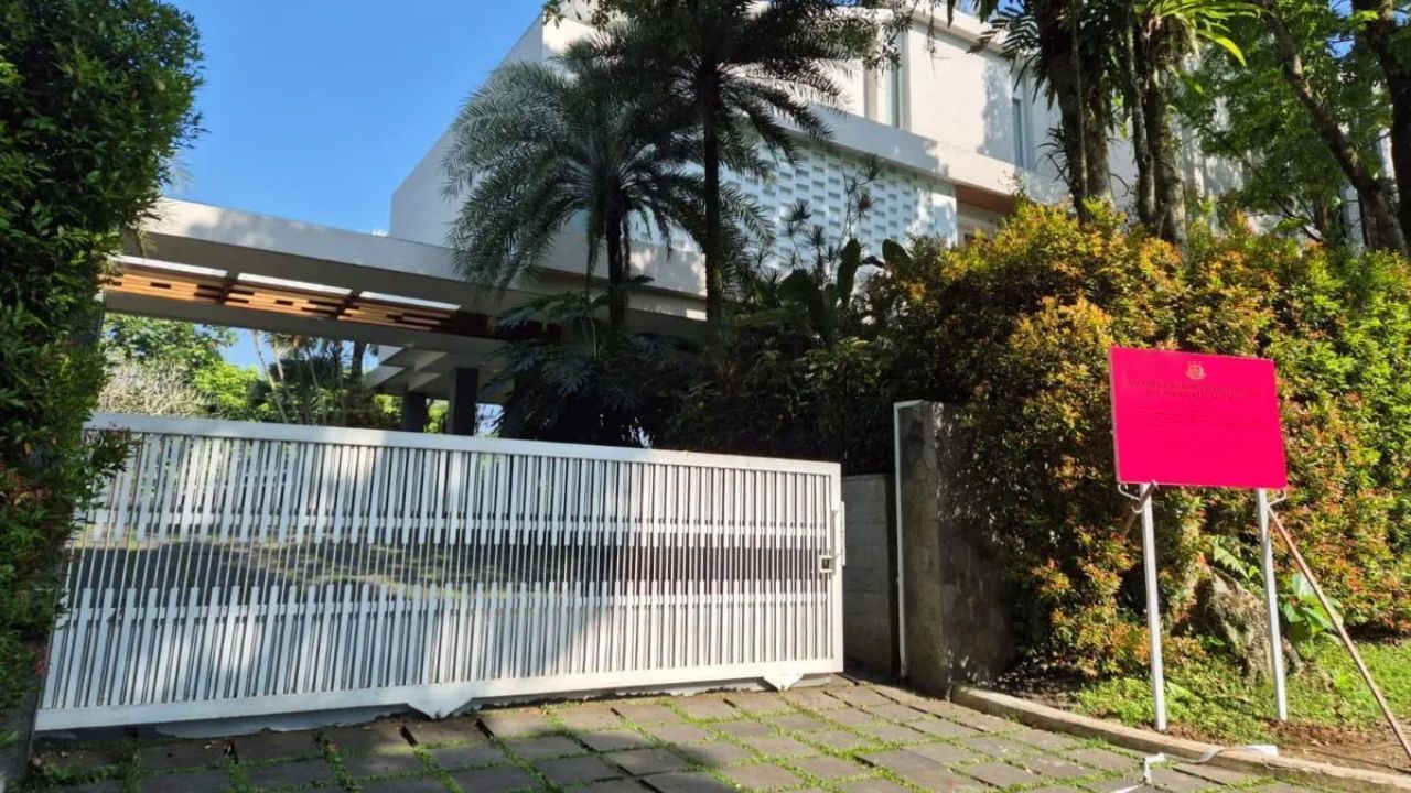 Sebuah rumah mewah di atas bidang tanah yang diduga merupakan milik tersangka kasus dugaan korupsi minyak mentah Mohammad Riza Chalid (MRC) yang disita penyidik Jampidsus Kejaksaan Agung di Kota Bogor, Jawa Barat, Rabu (27/8/2025). <b>(ANTARA)</b>