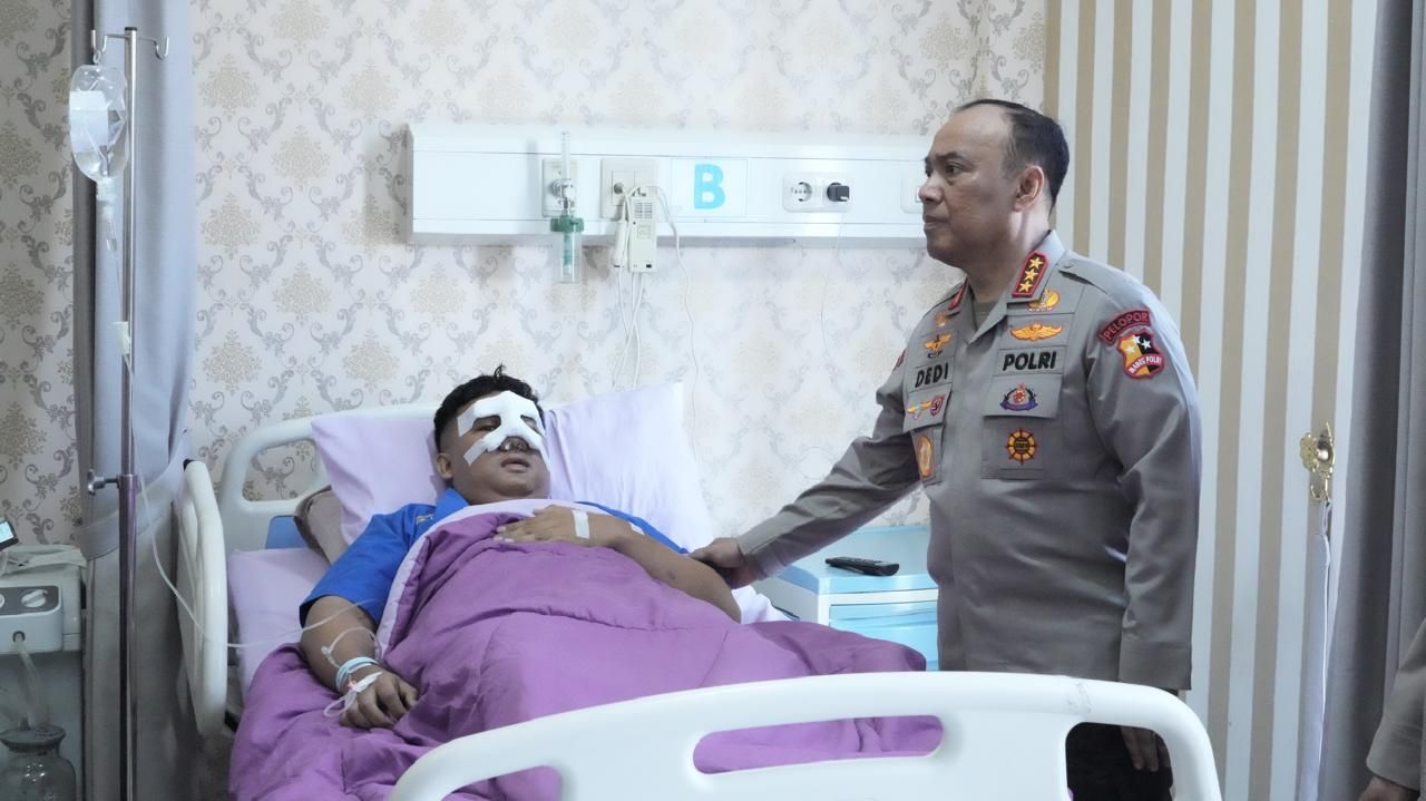 Wakapolri Komjen Dedi Prasetyo menjenguk polisi dan warga yang jadi korban ricuh demo di DPR. 