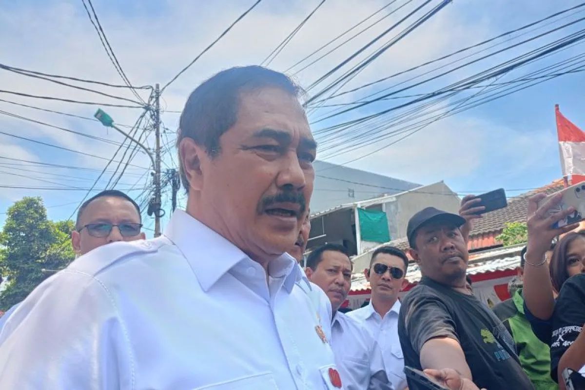 Menteri Imigrasi dan Pemasyarakatan (Menteri Imipas) Agus Andrianto dalam acara pemberian bantuan sosial dan cek kesehatan gratis kepada warga di Kantor Kelurahan Cipinang Besar Utara, Jatinegara, Jakarta Timur, Rabu, 27 Agustus 2025. <b>(ANTARA)</b>