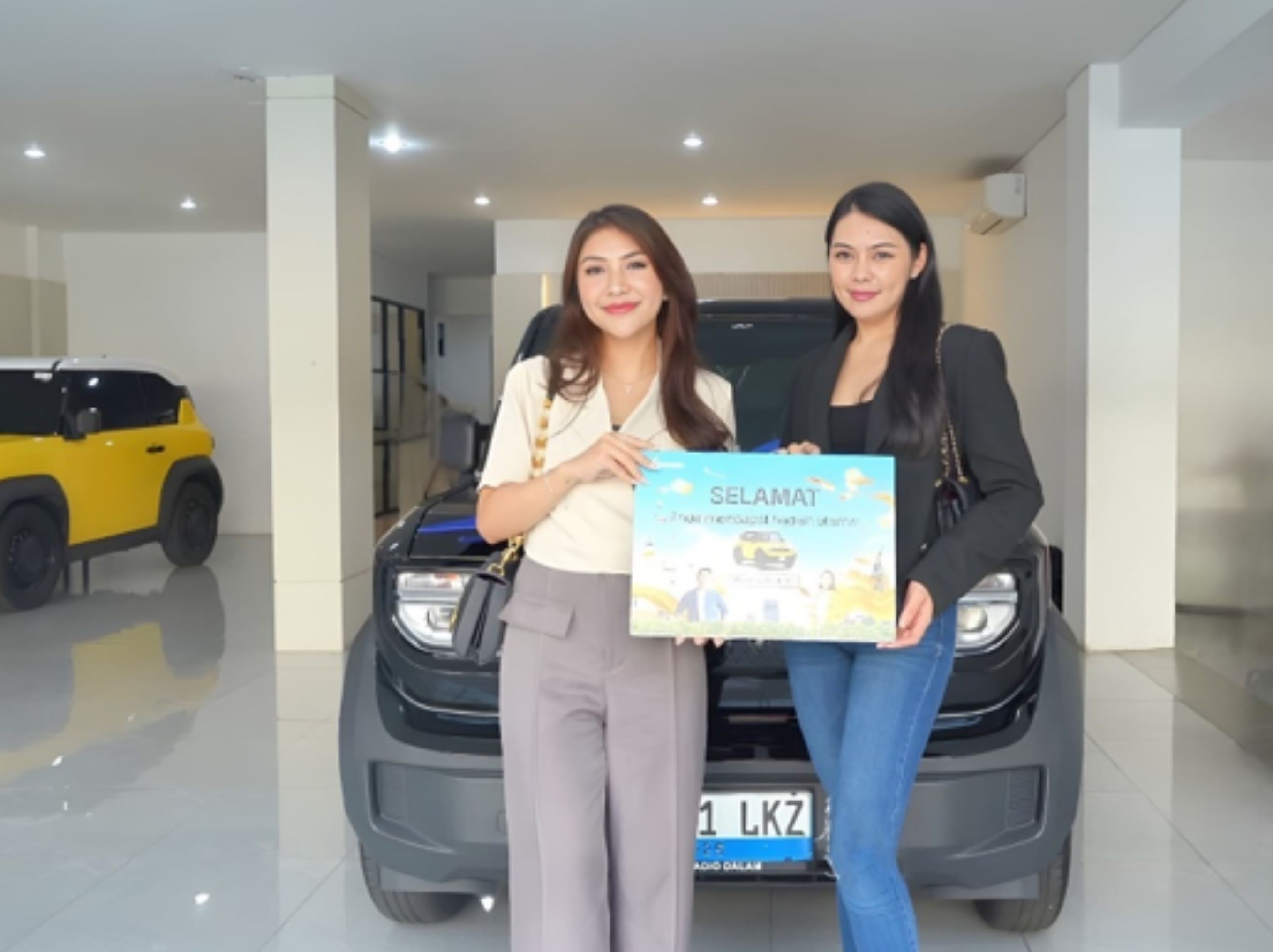 Pihak Green SM menyerahkan hadiah satu unit mobil listrik VinFast VF 3 kepada kepada pemenang program Ride Green Get Your Dream, seorang pelanggan setia taksi listrik Green SM. Program  Ride Green Get Your Dream telah berlangsung sejak Juni 2025 yang memberikan poin untuk diundi, baik bagi pelanggan maupun mitra pengemudi sebagai bentuk apresiasi Green SM dalam memeriahkan hari HUT Republik Indonesia. Total hadiah berupa delapan unit mobil VF 3 untuk pelanggan dan mitra pengemudi, paket menginap di hotel JW Marriott Jakarta &amp; resort bintang lima serta voucer perjalanan Green SM senilai jutaan rupiah. <b>(dokumen)</b>