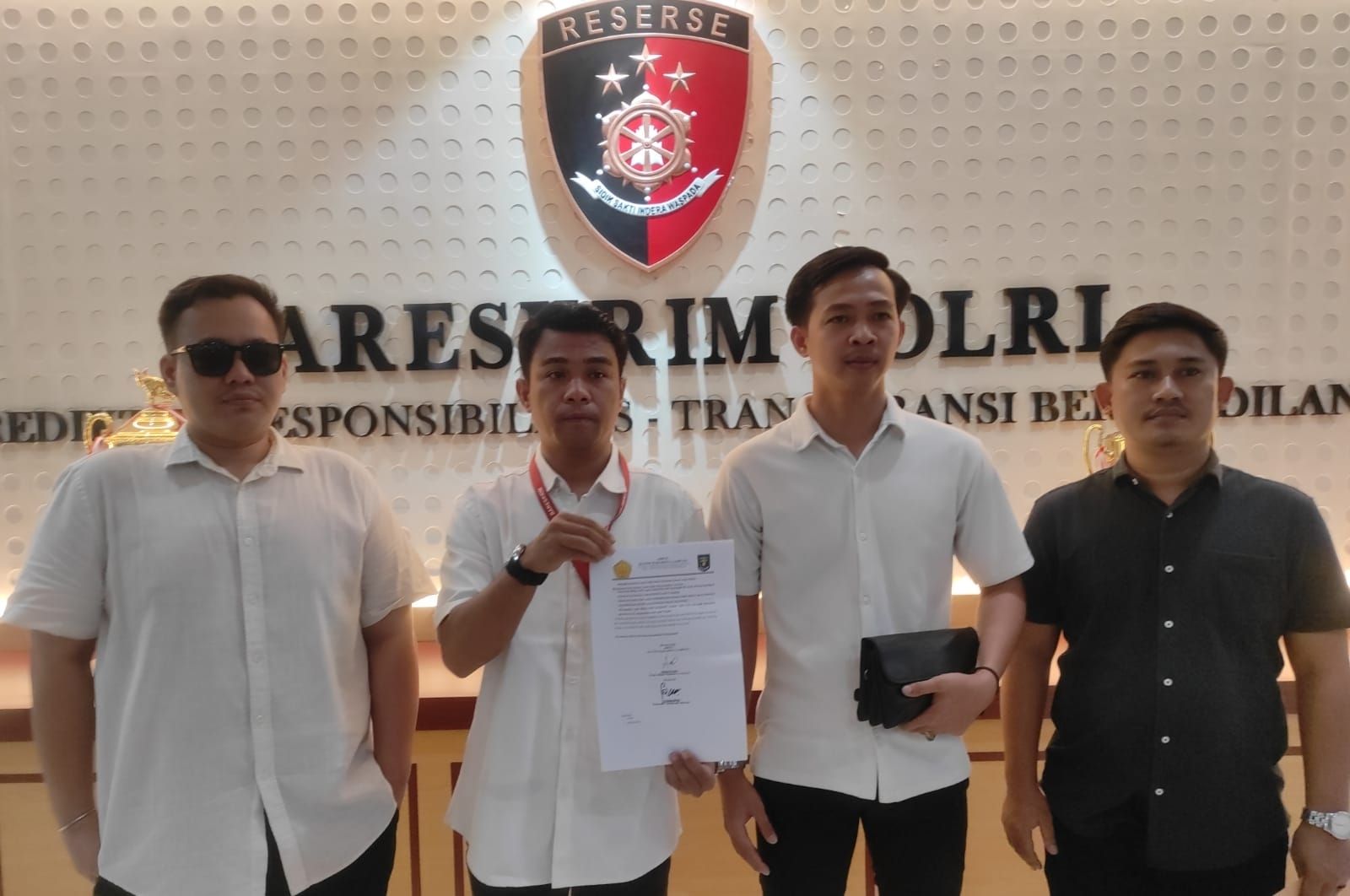Aliansi Mahasiswa Lampung saat hendak melaporkan Roy Suryo ke Bareskrim Polri. 
