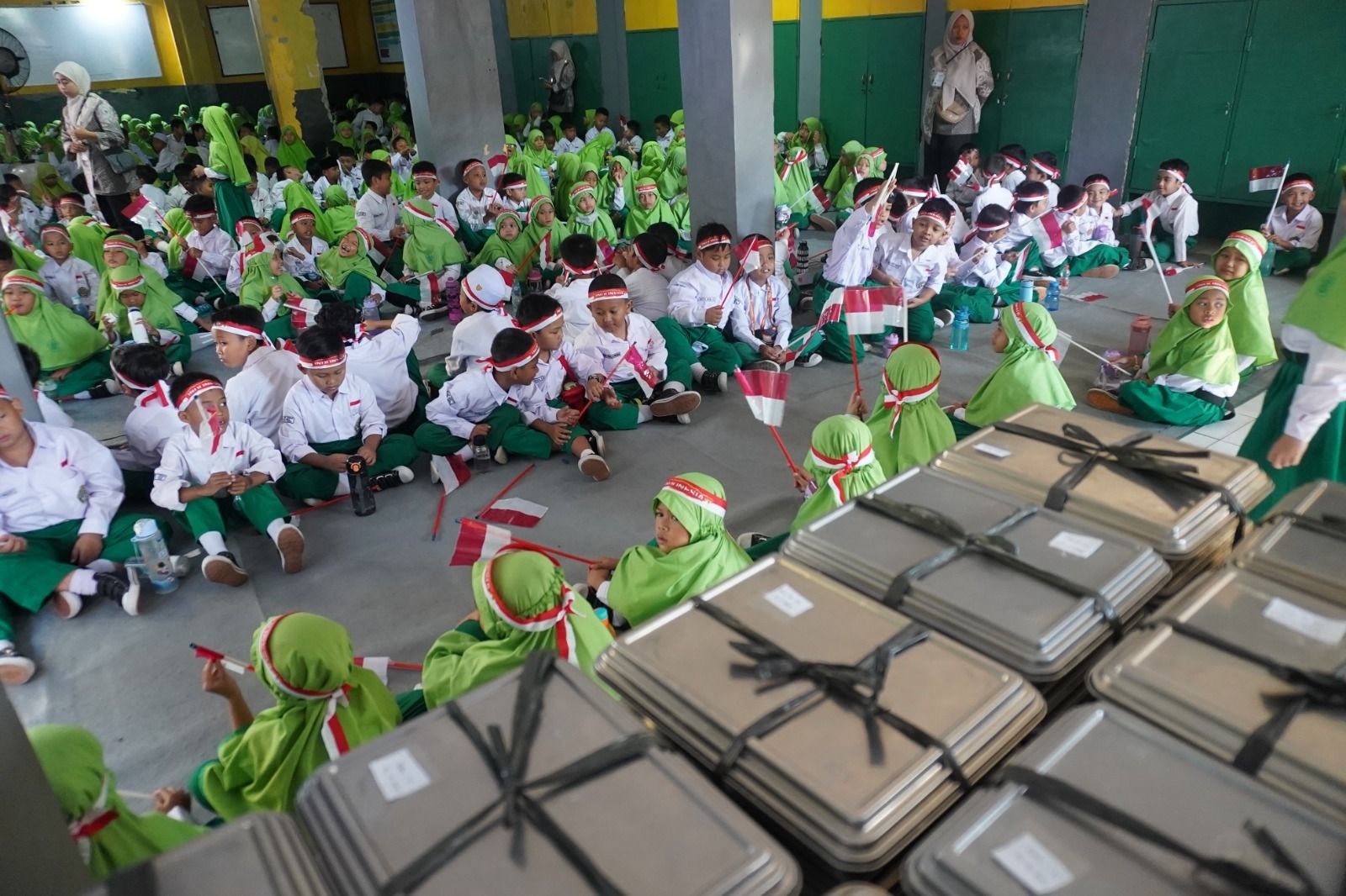 Menag Nasaruddin Umar Meninjau Program Makan Bergizi Gratis di MTsN 6 Jakarta <b>(website kementerian agama RI)</b>
