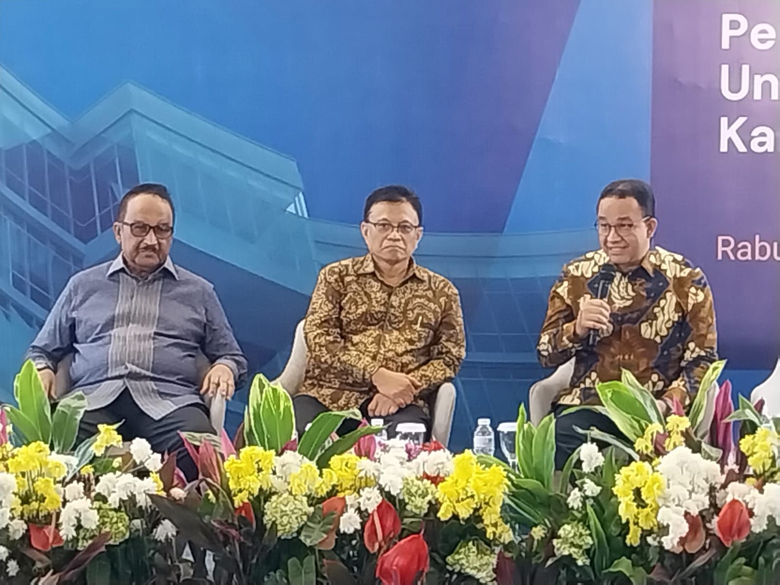 Rektor Paramadina Prof Didik J Rachbini (tengah), dan Anies Baswedan saat peremian gedung Kampus Cipayung Universitas Paramadina, Jakarta Timur, Rabu, 27 Agustus 2025.  <b>(Dok. Ntv)</b>