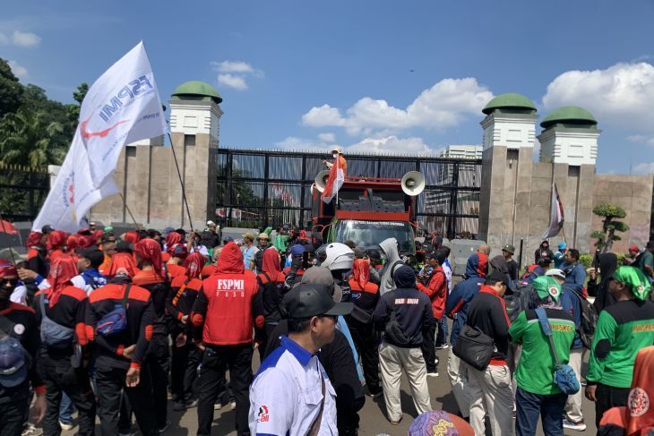 Peserta aksi unjuk rasa tiba di depan gerbang Gedung DPR/MPR di Jakarta, Kamis, 28 Agustus 2025. <b>(ANTARA)</b>