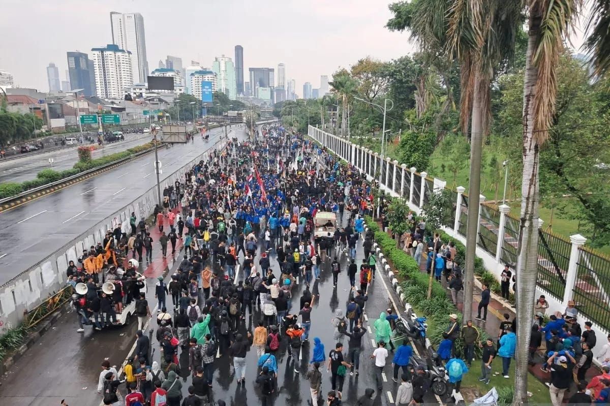 Massa aksi demonstrasi di depan Gedung DPR/MPR RI di Jalan Gatot Subroto, Jakarta, Kamis 28 Agustus 2025. ANTARA/Mario Sofia Nasution <b>(Antara)</b>