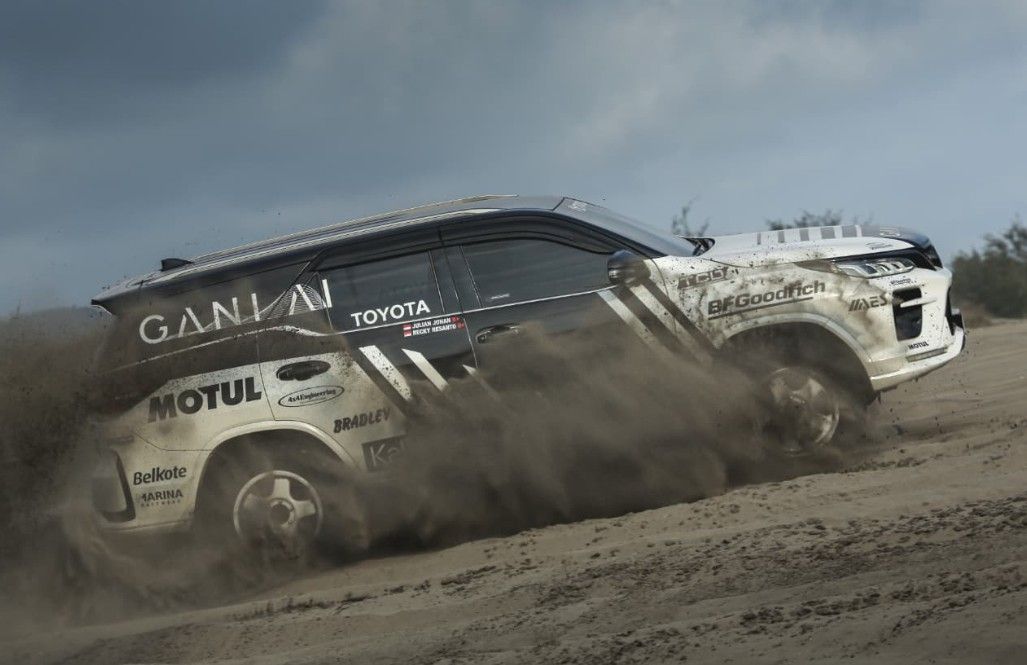 Pereli Indonesia Julian Johan berlatih menggunakan Toyota Fortuner pinjaman dari PT Toyota Astra Motor (TAM). (Foto: Istimewa)