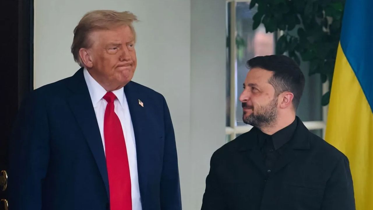 Presiden AS Donald Trump (kiri) menyambut Presiden Ukraina Volodymyr Zelensky di Gedung Putih di Washington, D.C., Amerika Serikat pada 18 Agustus 2025. <b>(ANTARA)</b>
