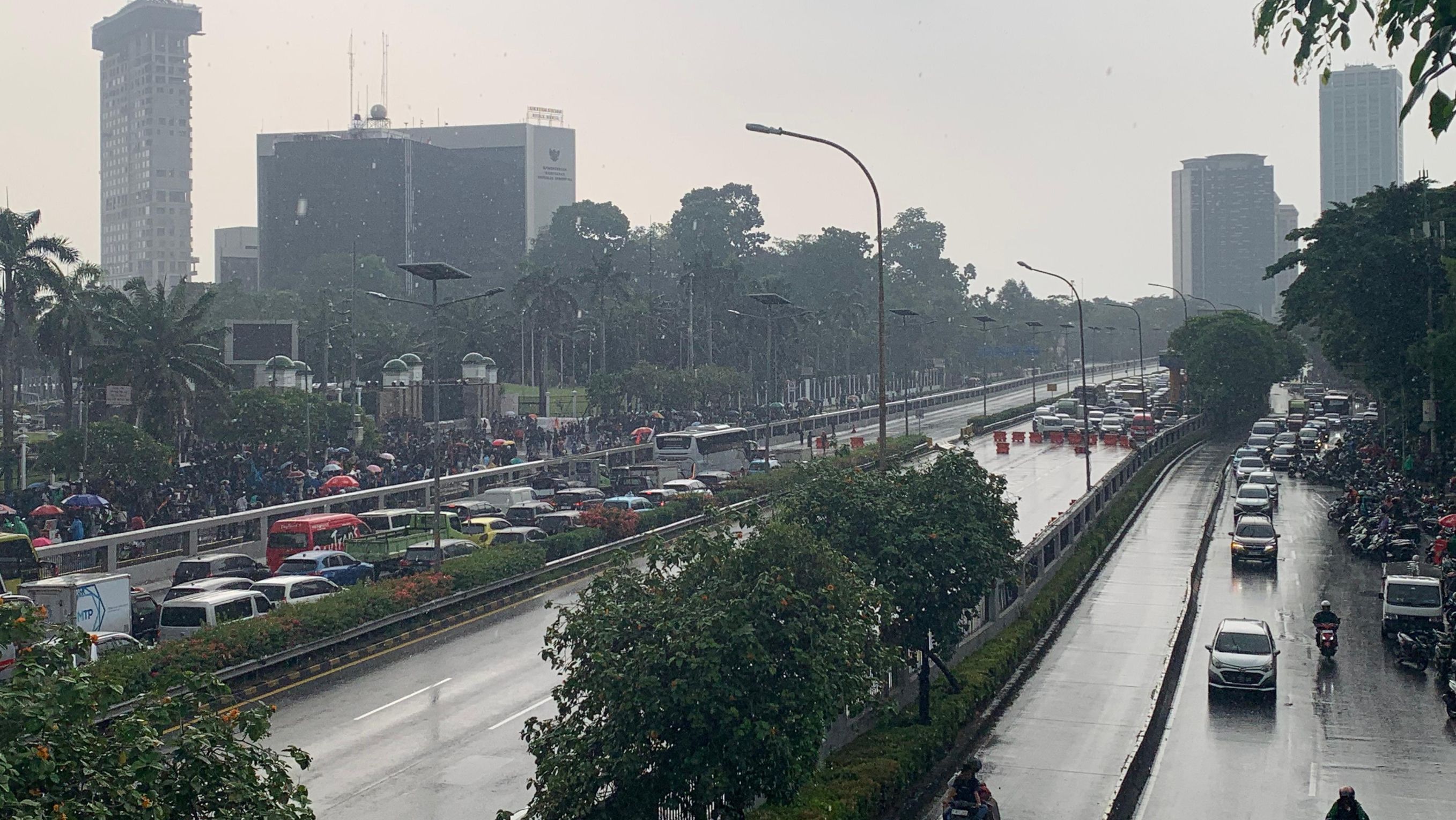 Tol Dalam Kota Jakarta Ditutup Total Imbas Demo di Depan Gedung DPR RI <b>(NTVNews.id/ Aswan)</b>