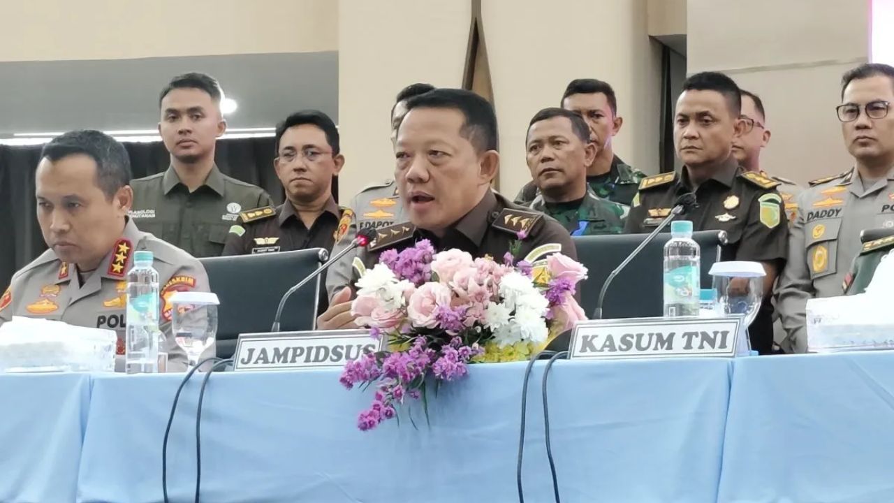 Ketua Pelaksana Satgas PKH sekaligus Jaksa Agung Muda Bidang Tindak Pidana Khusus (Jampidsus) Kejaksaan Agung Febrie Adriansyah (tengah) berbicara dalam konferensi pers di Gedung Kejaksaan Agung, Jakarta, Kamis (28/8/2025). <b>(ANTARA)</b>