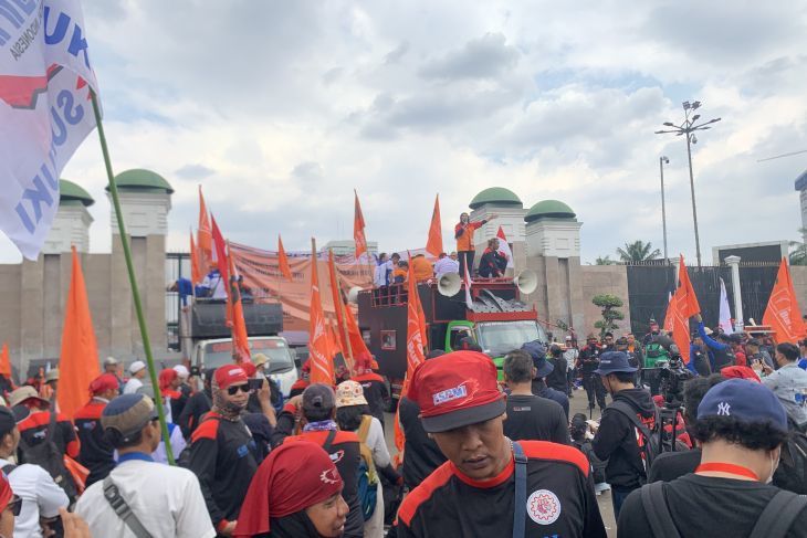 Buruh menggelar aksi unjuk rasa di depan gerbang utama Gedung DPR/MPR di Jalan Gatot Subroto, Jakarta, Kamis, 28 Agustus 2025. <b>(ANTARA)</b>