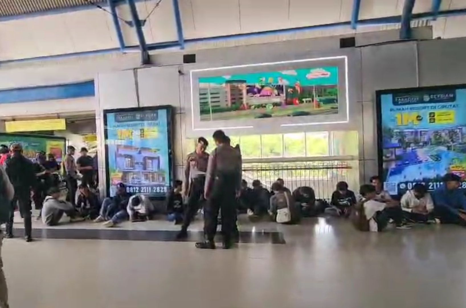 Penumpang remaja di Stasiun Palmerah diamankan petugas.  <b>(Istimewa)</b>
