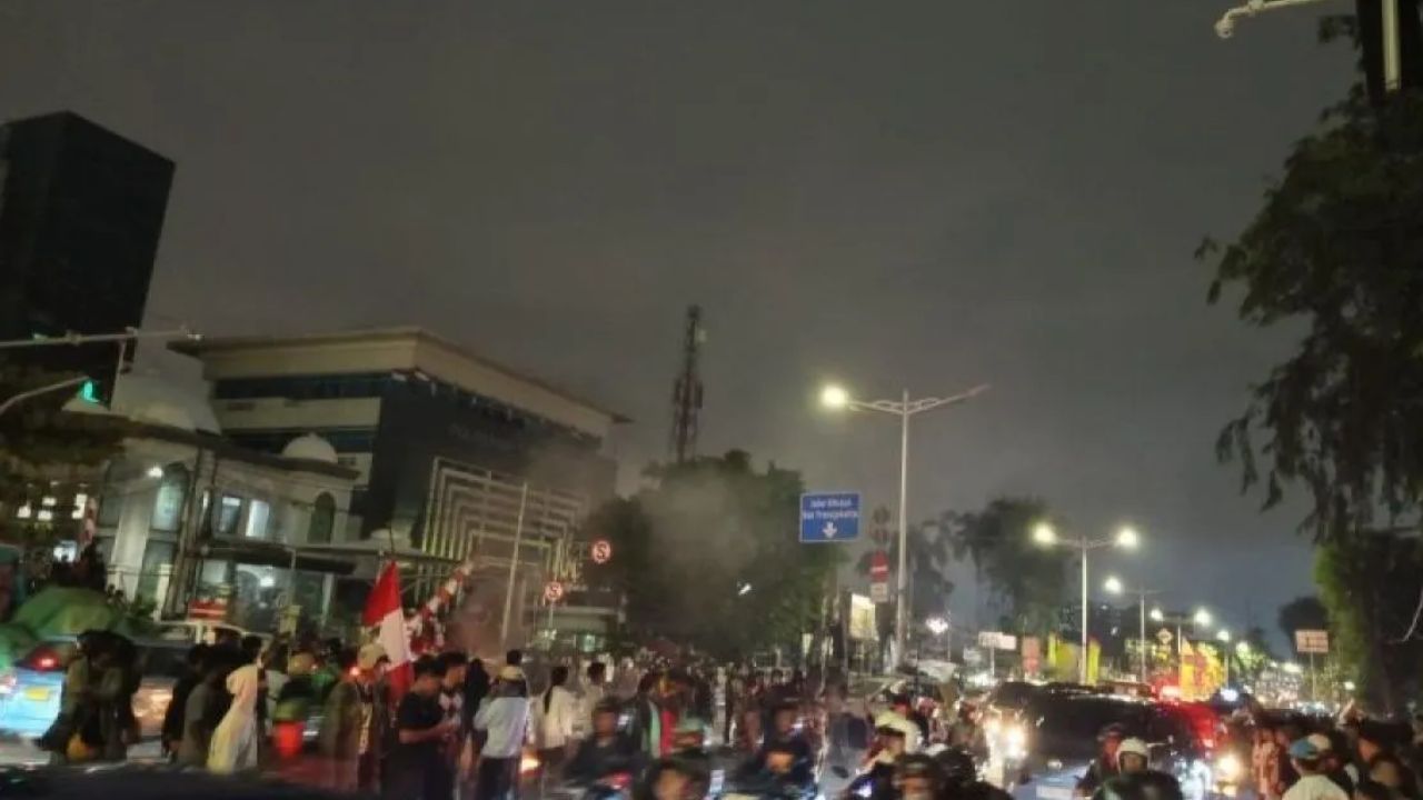 Ratusan pengunjuk rasa berkerumun di persimpangan Jalan Otto Iskandar Dinata (Otista) - Jalan Otista III, Kecamatan Jatinegara, Jakarta Timur, Jumat (29/8/2025) malam. <b>(ANTARA)</b>
