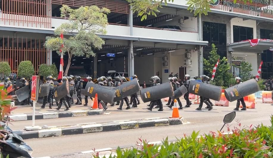 Pasukan Brimob berjaga di Mapolda Metro Jaya.  <b>(NTVNews.id)</b>