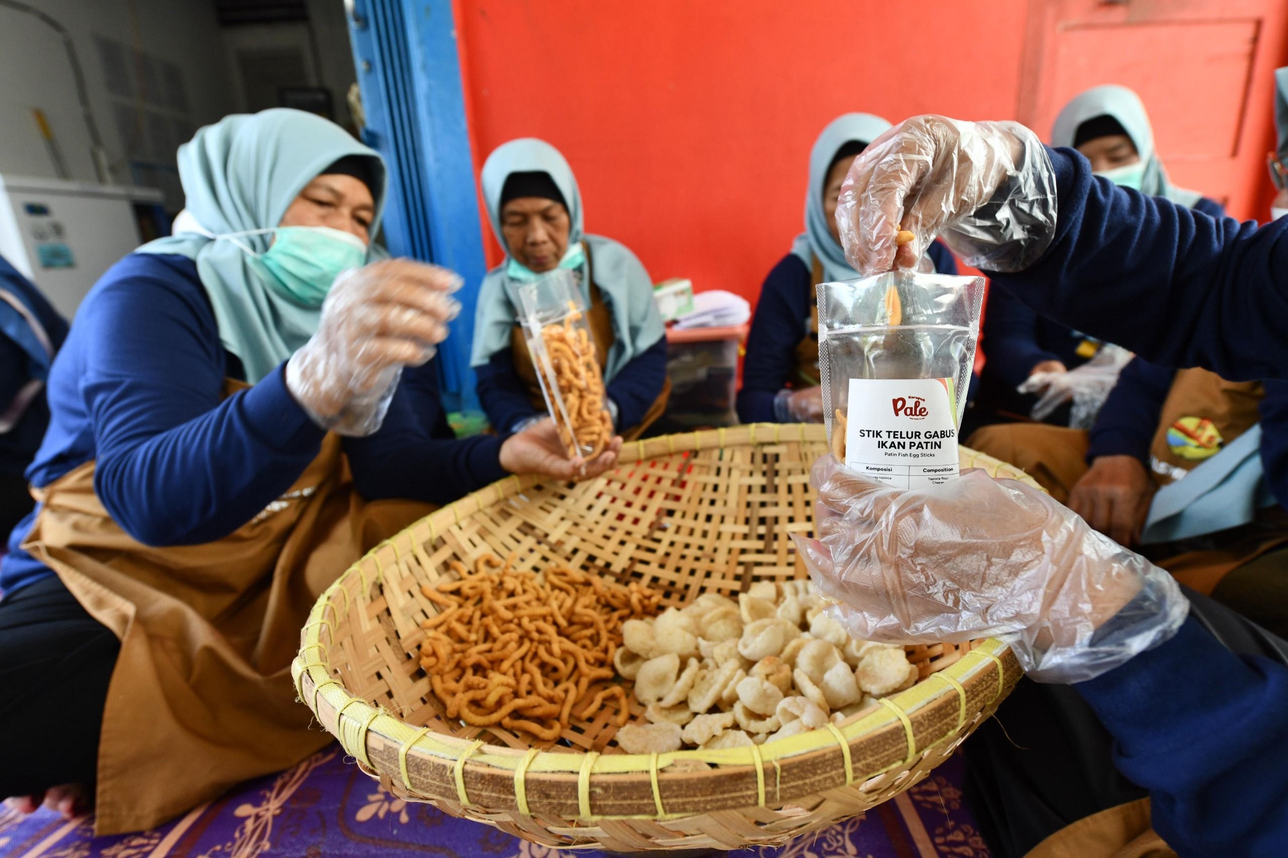 Warga Desa Sungai Gerong, Banyuasin, mengolah hasil budidaya ikan menjadi produk UMKM bernilai tambah, bagian dari program CSR Pertamina RU III Plaju &lsquo;Belida Musi Lestari <b>(PERTAMINA)</b>