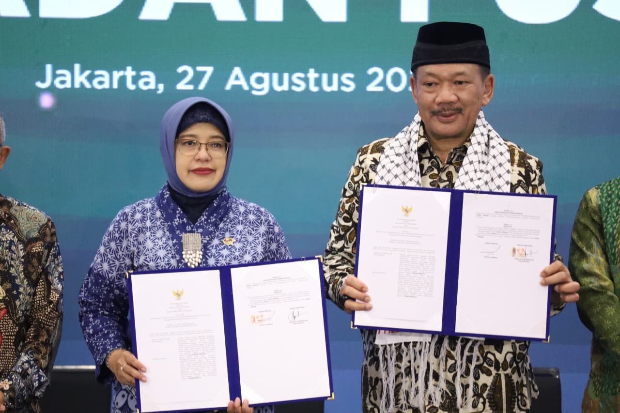Kepala BPS RI, Dr. Amalia Adininggar Widyasanti (kiri) dan Ketua BAZNAS RI, Prof. Dr. KH. Noor Achmad MA (kanan) memperlihatkan dokumen Nota Kesepahaman usai penandatanganan kerja sama strategis di Jakarta, Rabu, 27 Agustus 2025. <b>(BAZNAS RI)</b>