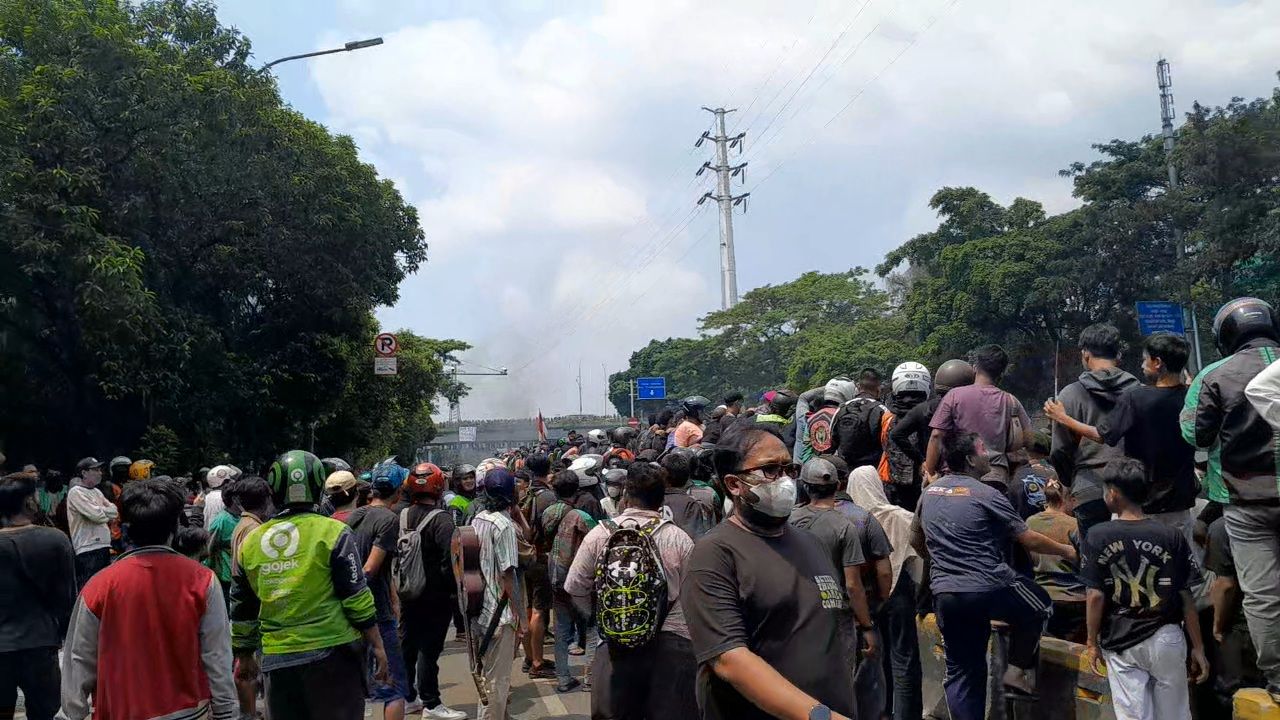 Massa kembali padati jalan Kwitang <b>(NTVNews.id/ Adiansyah)</b>