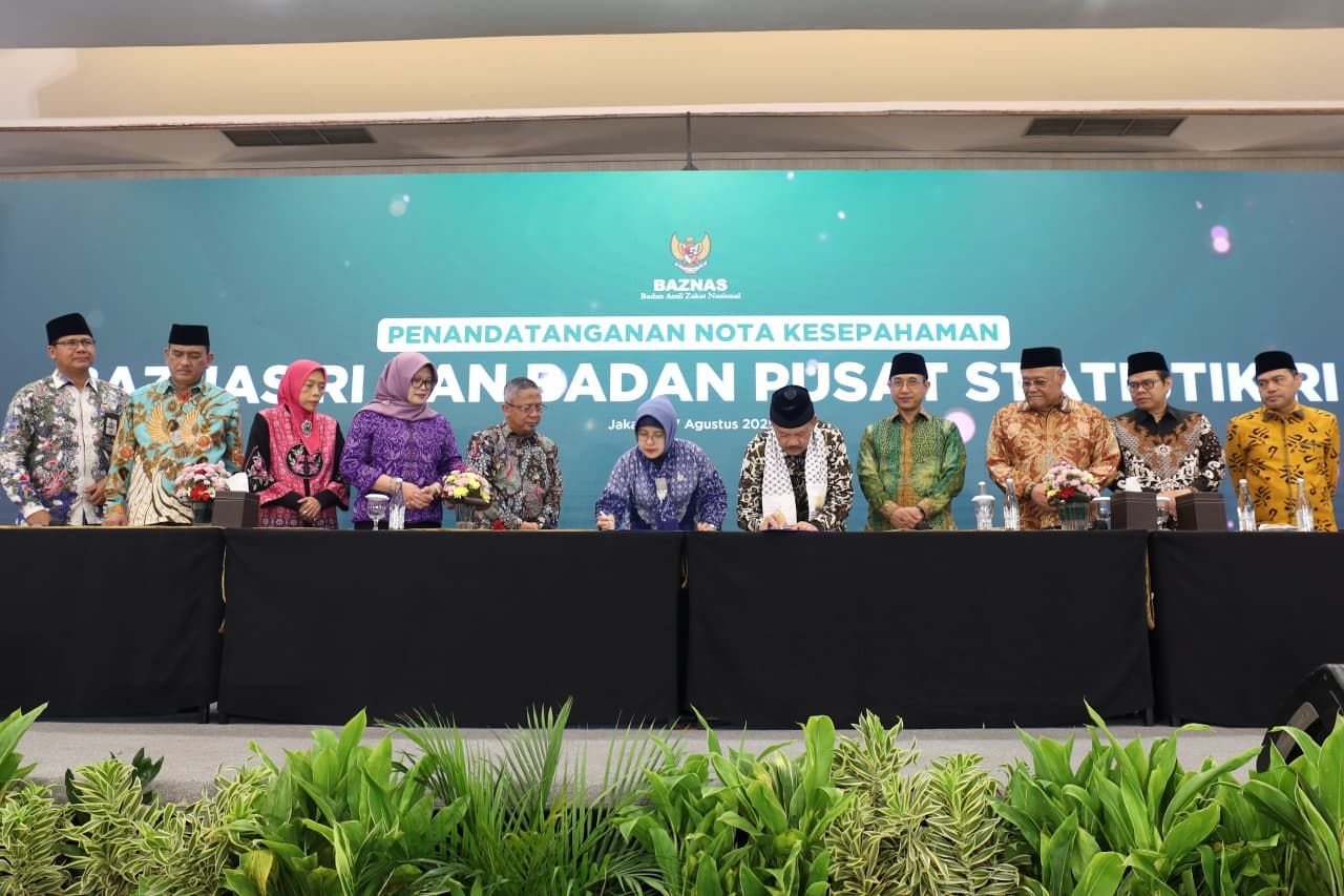 BAZNAS RI bersama Badan Pusat Statistik (BPS) menandatangani Nota Kesepahaman (MoU) terkait pemanfaatan data dalam pengelolaan zakat, infak, dan sedekah pada Rakornas BAZNAS 2025 di Jakarta, Rabu, 27 Agustus 2025. <b>(BAZNAS RI)</b>