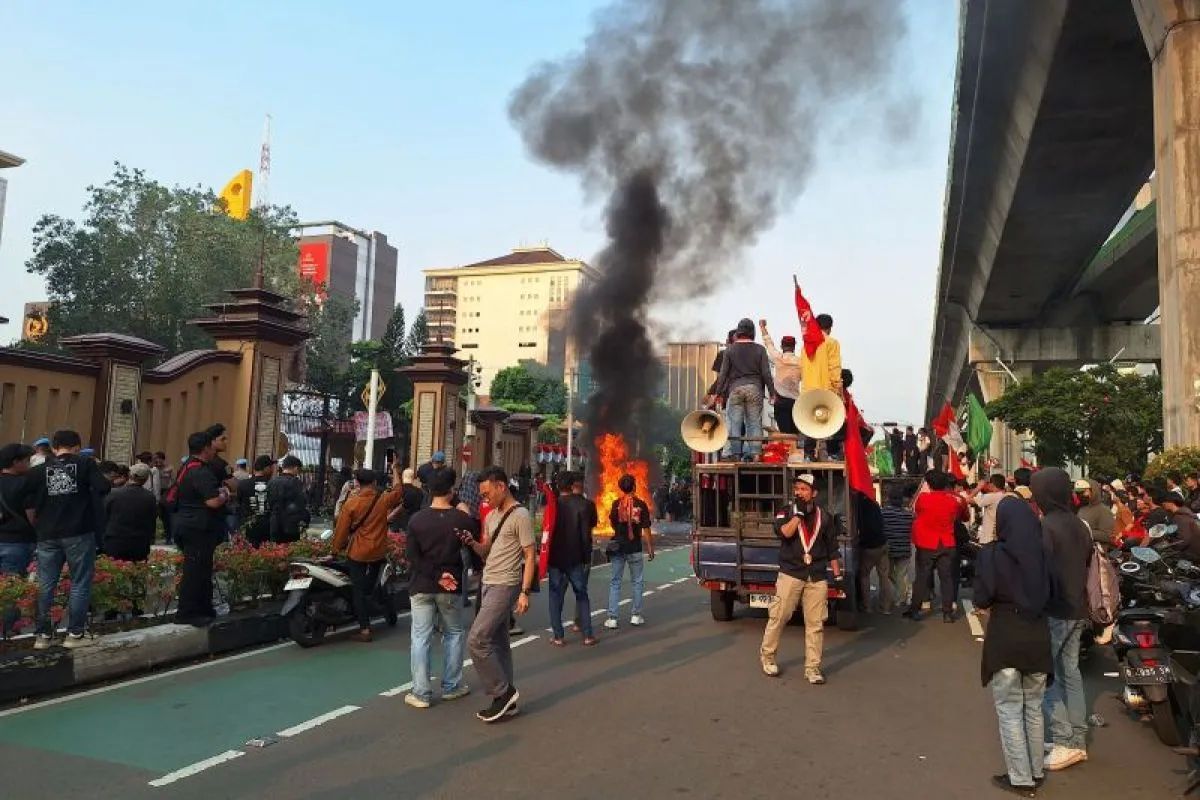 Mahasiswa membakar ban dalam aksi unjuk rasa di depan Mabes Polri, Jakarta Selatan, Jumat, 29 Agustus 2025. <b>(ANTARA)</b>