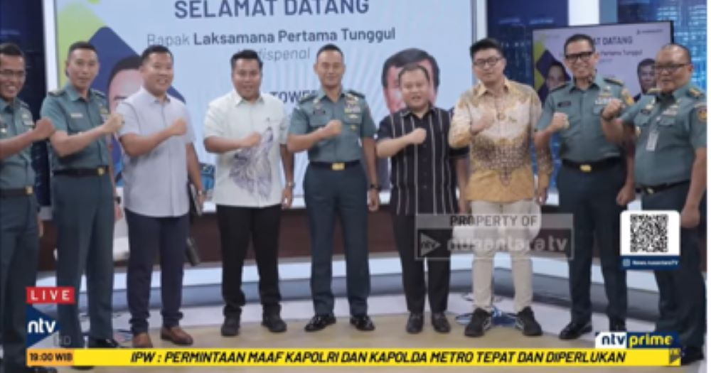 Kadispenal Laksamana Pertama TNI Tunggul dan jajaran bersama Direksi Nusantara TV, Randy Tampubolon, Dimpos Tampubolon, Tommy William Tampubolon dan Pimpinan Redaksi Nusantara TV Abraham Silaban