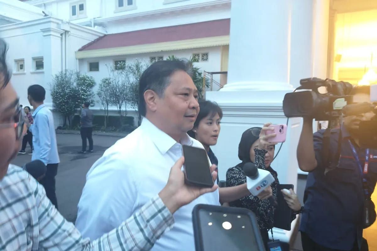 Menteri Koordinator bidang Perekonomian Airlangga Hartarto saat menyampaikan keterangan di kompleks Istana Kepresidenan, Jakarta, Minggu 31 Agustus 2025, atas kabar Menteri Keuangan Sri Mulyani yang mundur dari jabatannya. ANTARA/Andi Firdaus. <b>(Antara)</b>