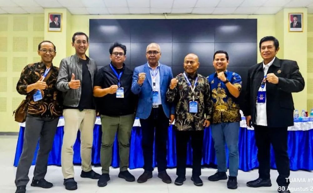 Ketua Umum Persatuan Wartawan Indonesia (PWI) Pusat periode 2025&ndash;2030 yang juga Direktur Utama Perum LKBN ANTARA Akhmad Munir (tengah) foto bersama Dewan Kehormatan PWI Atal S. Depari (ketiga kanan) dan pengurus PWI lainnya seusai terpilih memimpin o
