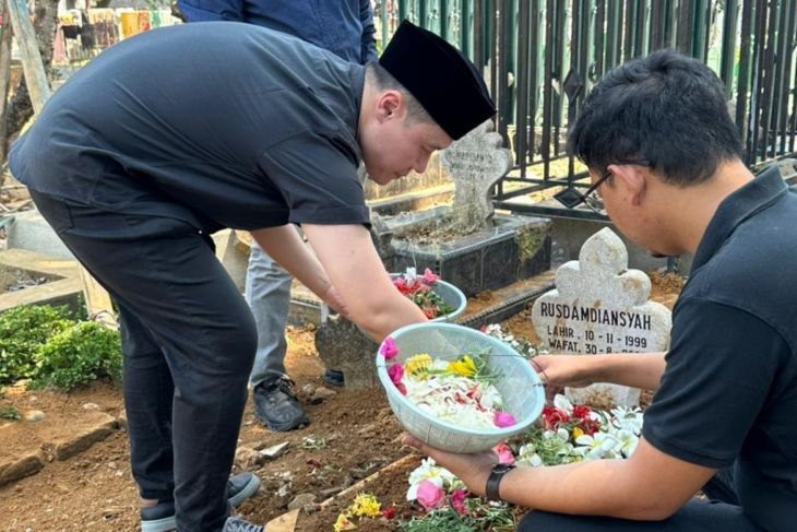 Director of East Indonesia, Operations Grab Indonesia Halim Wijaya (kiri) bersama timnya didampingi Ayah korban Budi Haryadi, Saharuddin Daeng Sarring (tengah) menyampaikan keterangan kepada wartawan terkait perhatian Grab Indonesia atas peristiwa tersebut, di Rumah Sakit Primaya, Jalan Urip Sumoharjo, Makassar, Sulawesi Selatan, Minggu 31 Agustus 2025. ANTARA/Darwin Fatir. <b>(Antara)</b>