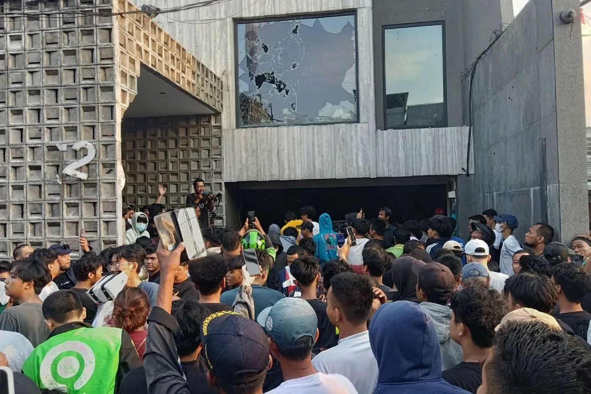 Massa menggeruduk dan melempari rumah anggota DPR Ahmad Sahroni di Tanjung Priok, Jakarta Utara, Sabtu, 30 Agustus 2025. <b>(ANTARA)</b>