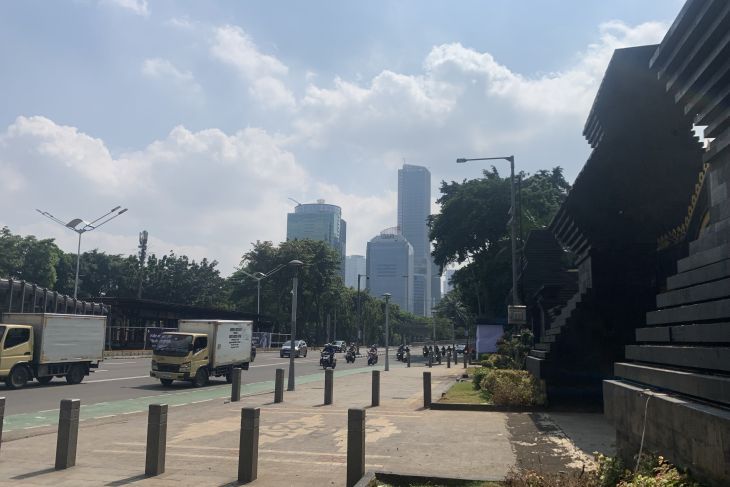 Pejalan kaki melintas di depan gerbang Polda Metro Jaya di Jalan Jenderal Sudirman, Jakarta Pusat, Senin, 1 September 2025. <b>(ANTARA)</b>