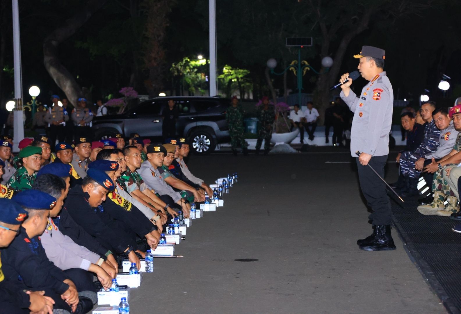 Kapolri Jenderal Listyo Sigit Prabowo saat memberikan semangat kepada anggota TNI-Polri yang amankan Gedung DPR RI. 