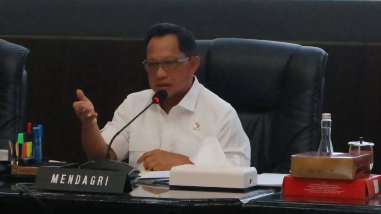 Menteri Dalam Negeri Tito Karnavian berikan keterangan di Kantor Kementerian Dalam Negeri, Jakarta, Selasa (2/9/2025). Mendagri menginstruksikan kepada kepala daerah dan jajarannya untuk menunda segala jenis kegiatan yang bersifat seremonial.  <b>(ANTARA)</b>