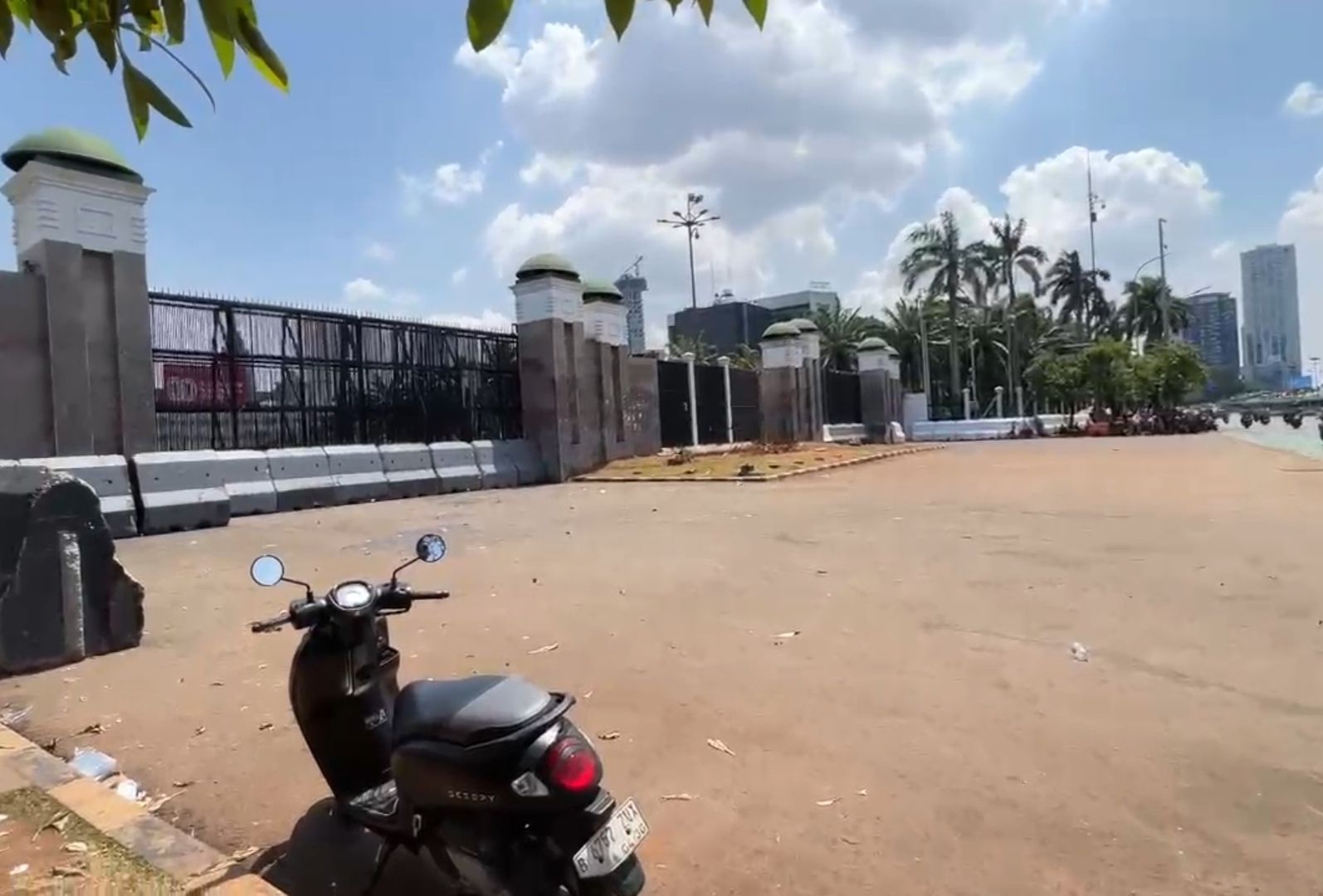 Suasana depan Gedung DPR RI, Jakarta, Selasa, 2 September 2025 siang.  <b>(NTVNews.id)</b>