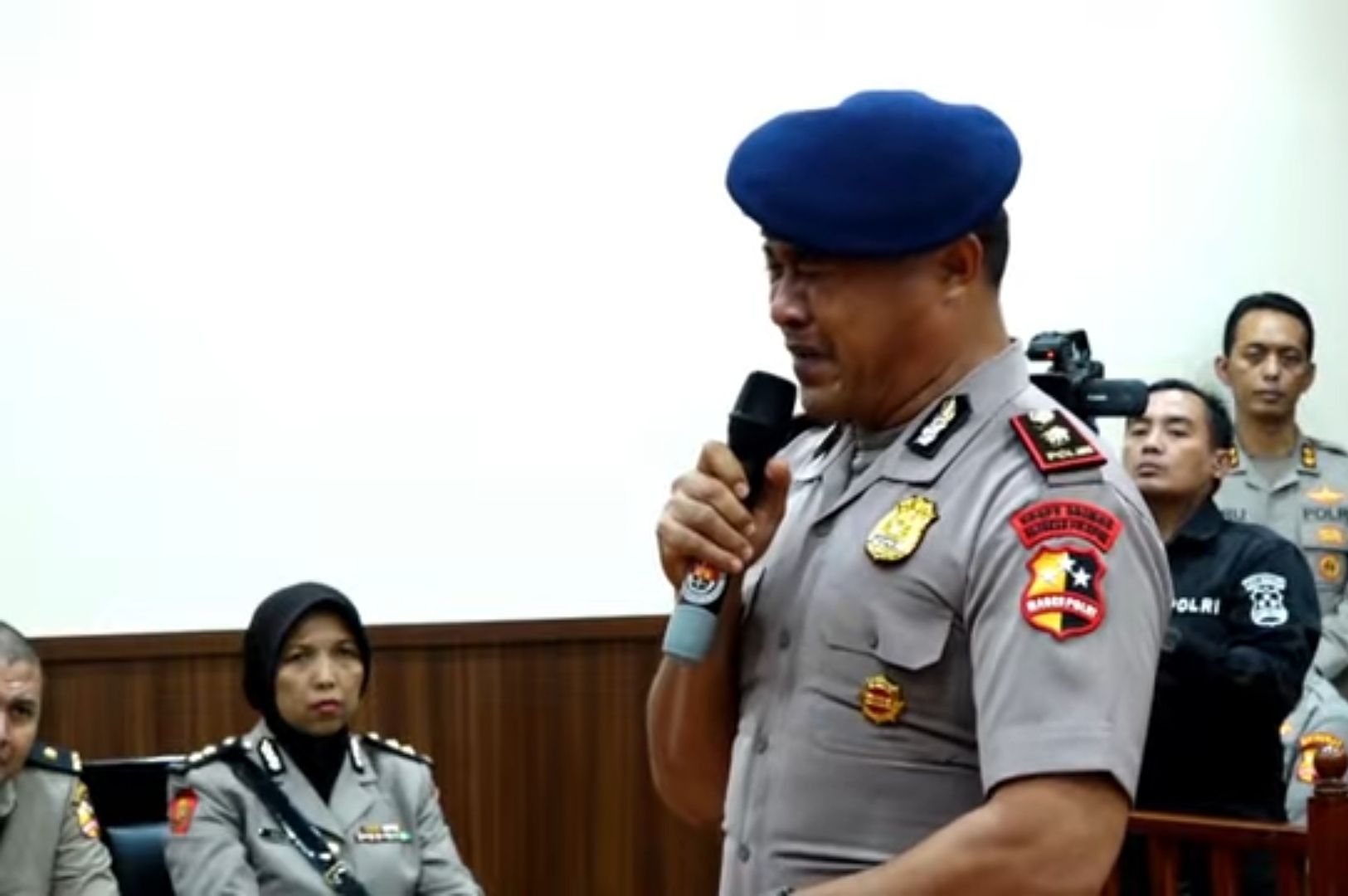 Kompol Cosmas Kaju Gae menangis saat menanggapi putusan sidang etik.  <b>(YouTube)</b>