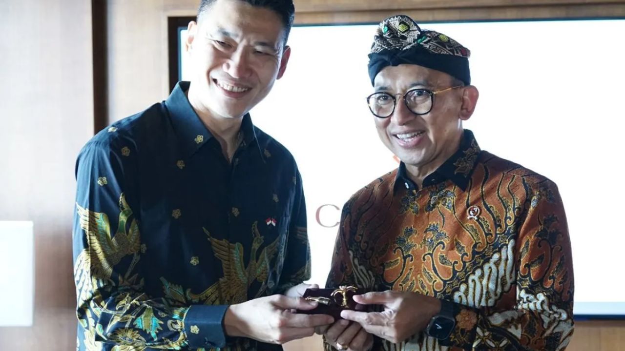 Menteri Kebudayaan Fadli Zon berdialog dengan Menteri Kebudayaan, Masyarakat, dan Pemuda Republik Singapura David Neo jelang CHANDI 2025 di Denpasar, Bali, Selasa 2/9/2025.  <b>(ANTARA)</b>