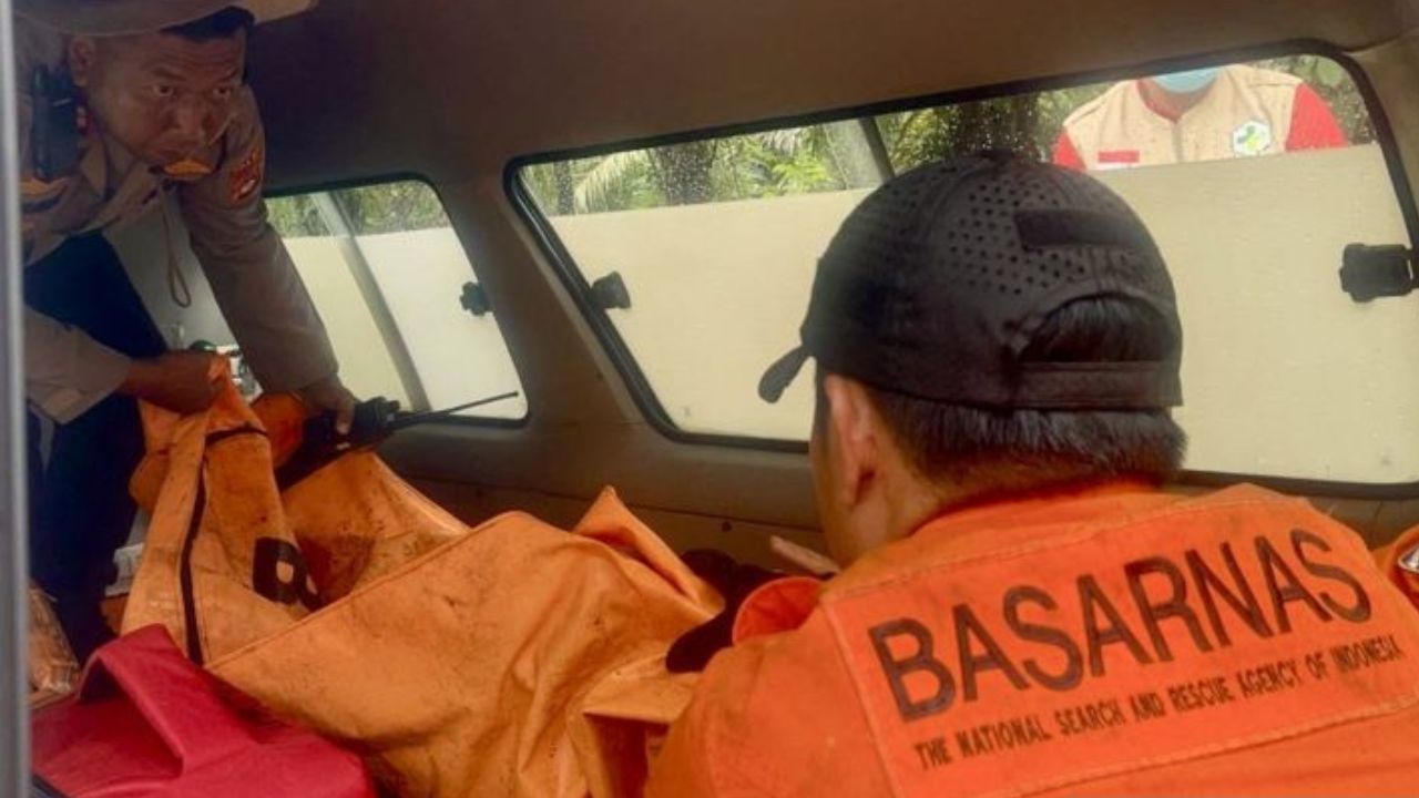 Tim SAR gabungan mengevakuasi salah satu jasad ke dalam ambulan dengan kondisi setengah badan yang baru ditemukan dari sekitar bangkai Helikopter BK117 D3 yang jatuh di kawasan hutan pegunungan, di Posko 3 Desa Emil Baru, Kecamatan Mentewe, Tanah Bumbu, Kalimantan Selatan, Kamis (4/9/2025). <b>(ANTARA)</b>