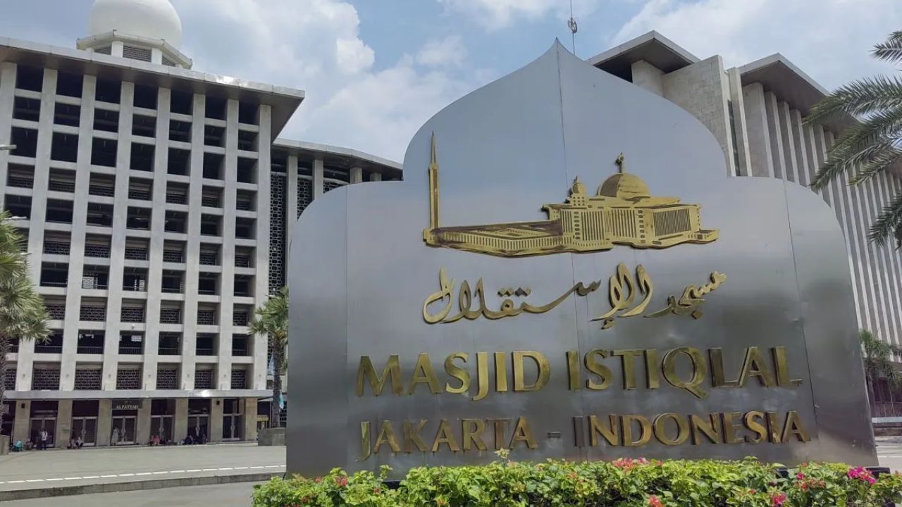 Suasana halaman depan Masjid Istiqlal, Jakarta.  <b>(ANTARA)</b>