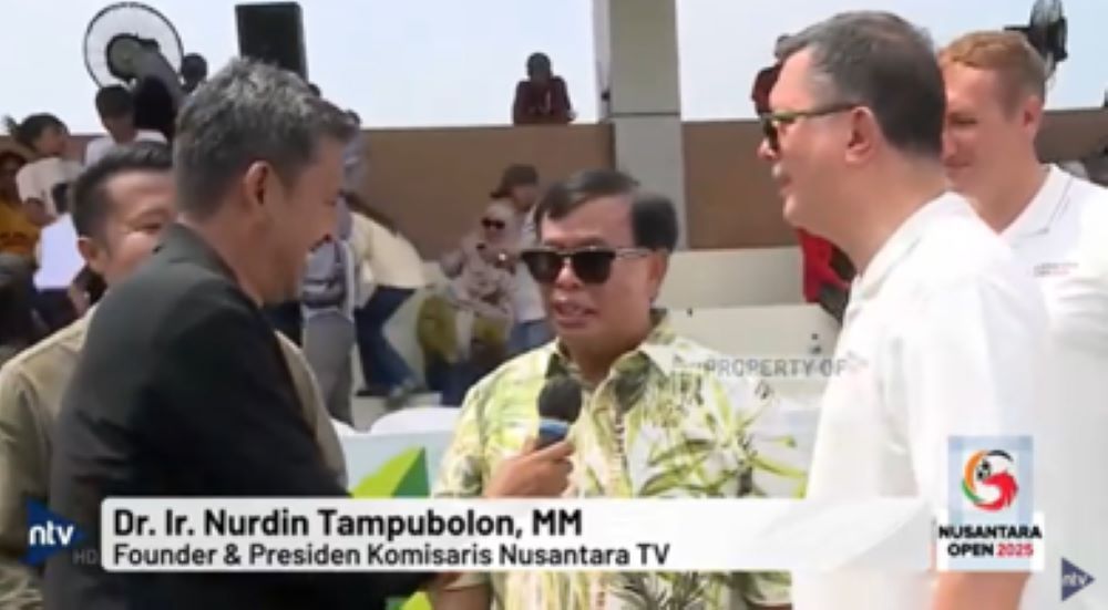 Presiden Komisaris NT Corp Nurdin Tampubolon bersama Wakil Ketua Yayasan Sepak Bola Garudayaksa, Widjono Hardjanto (kanan) dan Direktur Nusantara TV Randy Monthonaro Tampubolon (kiri) saat diwawancara Nusantara TV