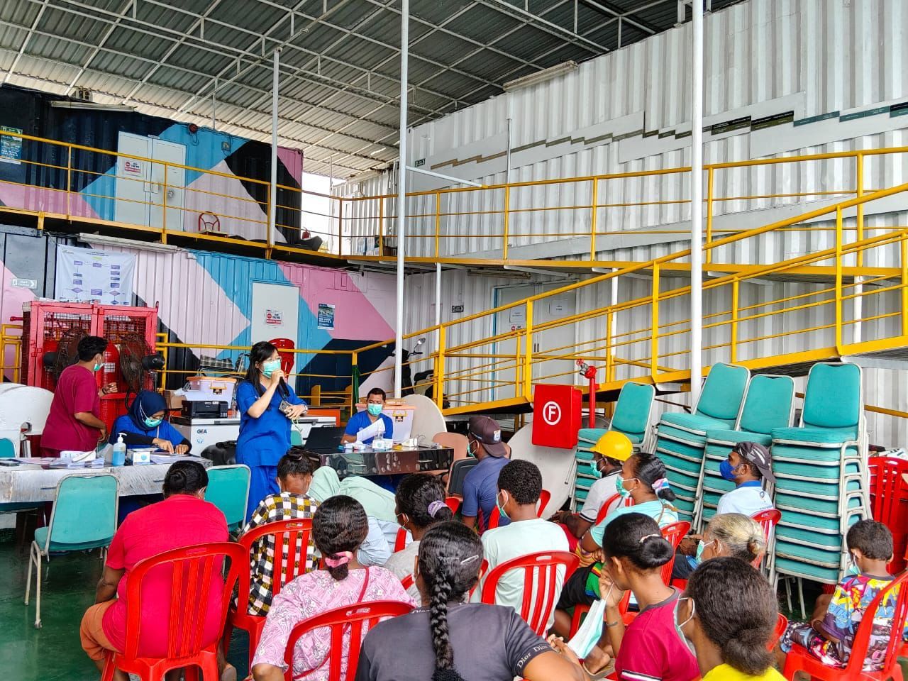 Tenaga medis RSK Nusa Waluya II bersama doctorSHARE melayani ratusan pasien di Waigeo Utara, Raja Ampat, dengan berbagai fasilitas kesehatan lengkap secara gratis. <b>(Pertamina)</b>