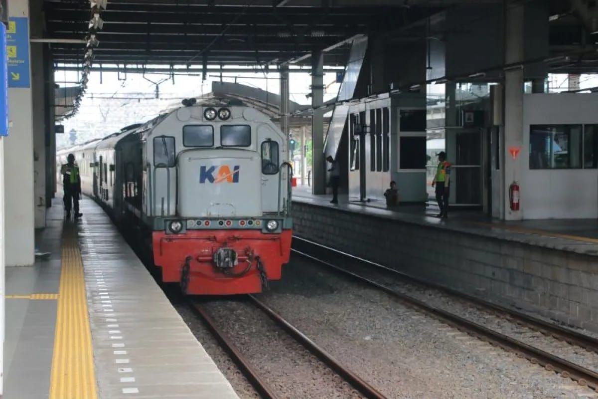 Ilustrasi - Kereta api. PT Kereta Api Indonesia (Persero) memberikan diskon tiket 20 persen untuk masyarakat yang melakukan perjalanan dengan kereta api pada tanggal 1 September hingga 30 September 2025.  ANTARA/HO-PT KAI Daop 1 Jakarta. <b>(Antara)</b>