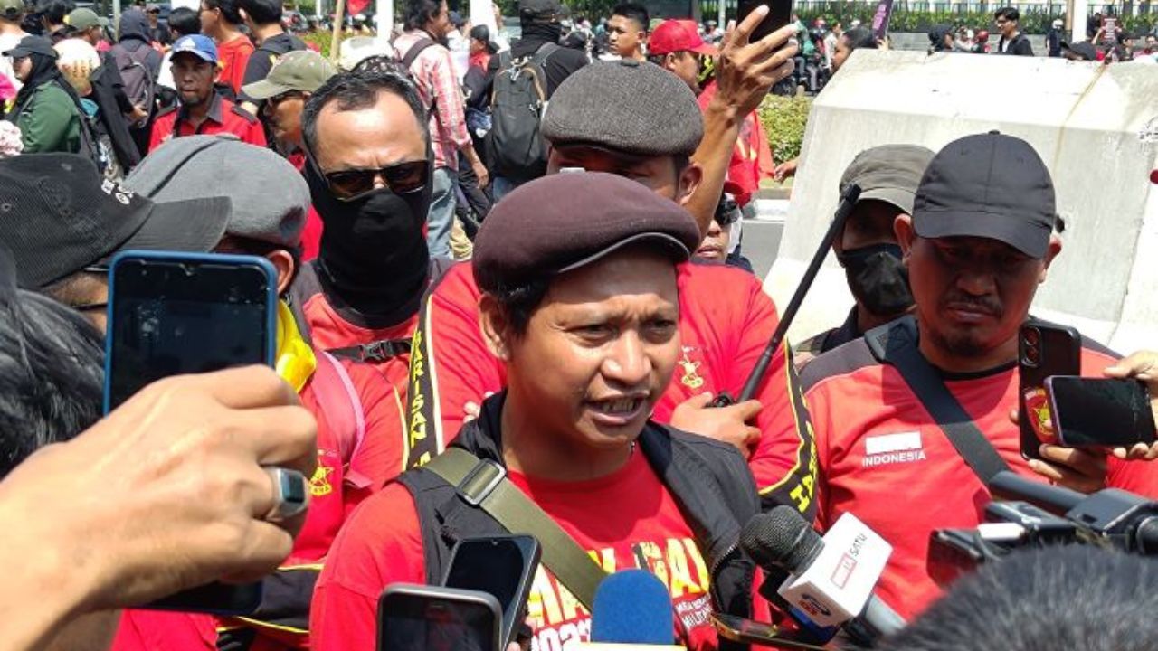Ketua Umum Konfederasi Aliansi Serikat Buruh Indonesia (KASBI) Unang Sunarno saat mengikuti massa aksi Gebrak di Jakarta Pusat, Kamis (4/9/2025). <b>(ANTARA)</b>