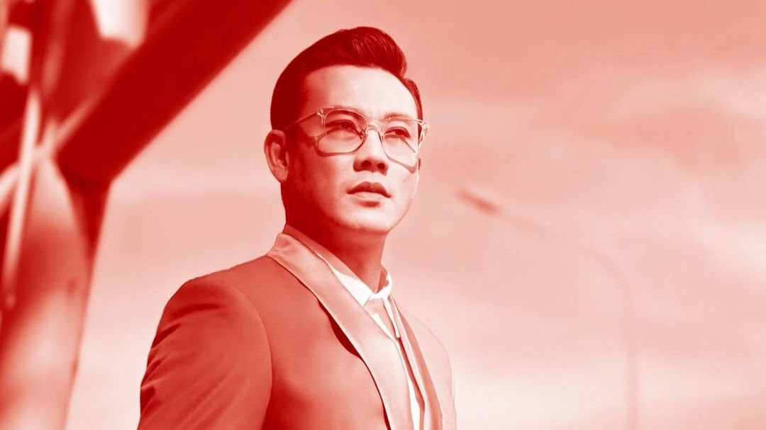 Foto profil Denny Sumargo bernuansa merah putih  <b>(Instagram)</b>