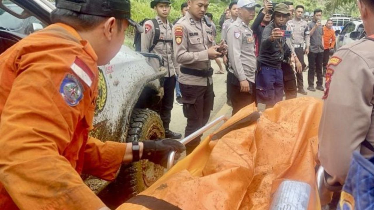 Tim SAR gabungan mengevakuasi potongan badan yang baru ditemukan dari sekitar bangkai Helikopter BK117 D3 yang jatuh di kawasan hutan pegunungan, di Posko 3 Desa Emil Baru, Kecamatan Mentewe, Tanah Bumbu, Kalimantan Selatan, Kamis (4/9/2025). <b>(ANTARA)</b>