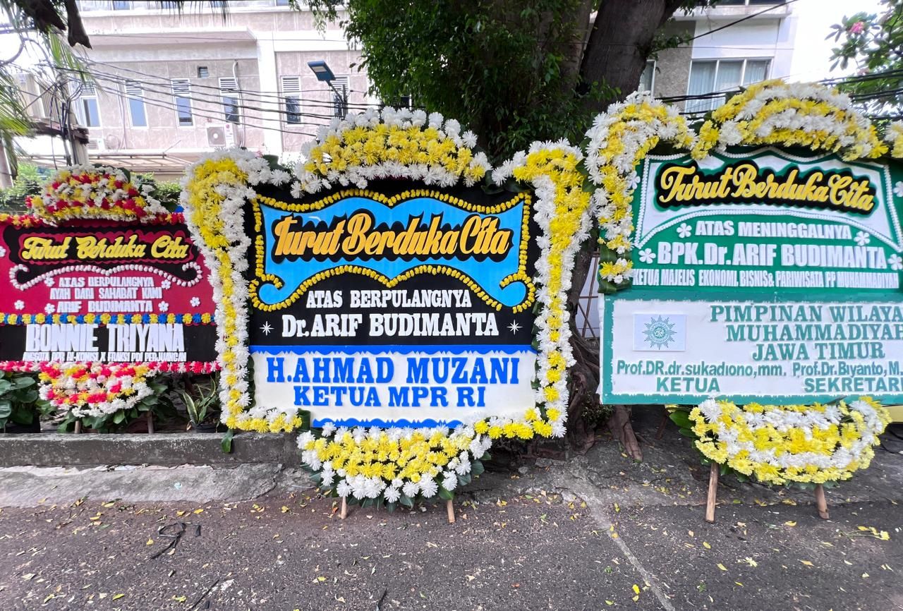 Karangan bunga dari Ketua MPR RI Ahmad Muzani.  <b>(NTVNews.id)</b>