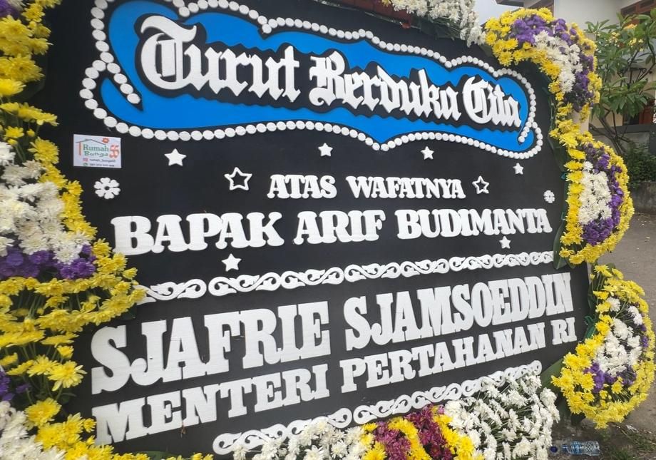 Karangan bunga duka cita dari Menteri Pertahanan Sjafrie Sjamsoeddin.  <b>(NTVNews.id)</b>