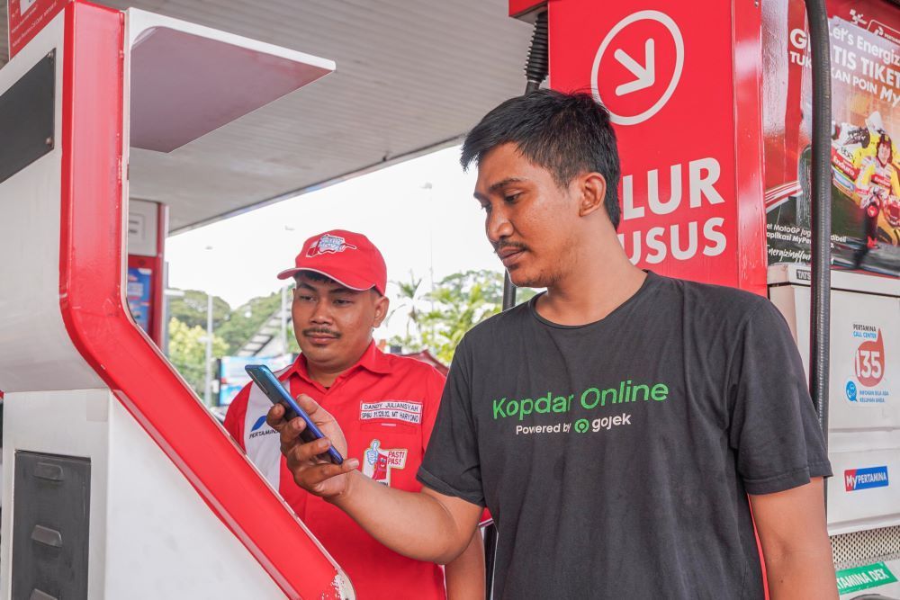 Petugas SPBU Pertamina melayani pelanggan melakukan pembayaran melalui aplikasi MyPertamina/Foto: Istimewa