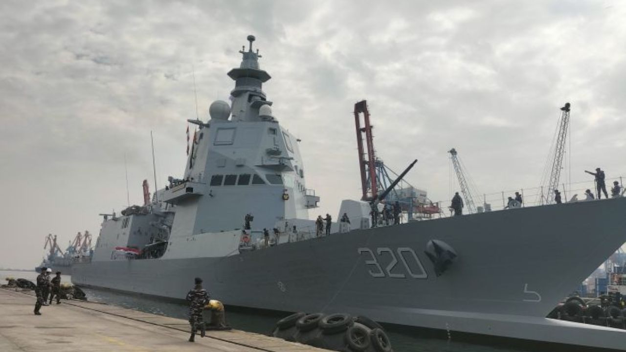 KRI Brawijaya 320 saat bersandar di Tanjung Priok, Jakarta Utara, Senin (8/9/2025). <b>(ANTARA)</b>