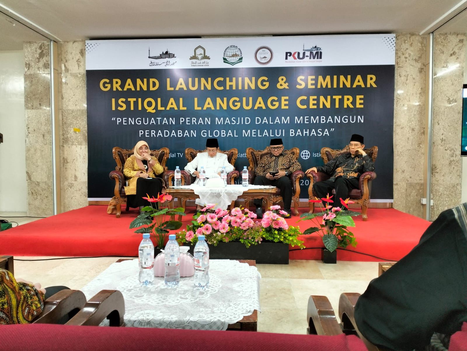 Menteri Agama Republik Indonesia resmi meluncurkan Pusat Bahasa Istiqlal (Istiqlal Language Center/ILC) pada Kamis (4/9) di Masjid Istiqlal Jakarta. Acara peresmian ini dihadiri oleh sejumlah tokoh nasional, akademisi, dan pakar bahasa dari berbagai universitas di Indonesia.  Hadir dalam kesempatan tersebut antara lain Sekretaris Dirjen Pendidikan Islam Kementerian Agama RI, Prof. Dr. Arskal Salim GP, M.Ag, yang mewakili Dirjen Pendidikan Islam Kemenag RI, Counsellor Kedubes RRC, Mr. Ma Gang, Kepala Bidang Diklat BPMI, Dr. Mulawarman Hannase, MA.Hum, Direktur PKUMI, Prof. Dr. H. Ahmad Thib Raya, M.A, Ketua Umum Asosiasi Persaudaraan dan Kemitraan Pesantren Indonesia (PK-Tren), serta Prof. Dr. Amany Burhanuddin Umar Lubis.  Dalam sambutannya, Menteri Agama RI memberikan apresiasi tinggi atas pendirian Pusat Bahasa Istiqlal. Beliau menegaskan bahwa sejarah peradaban Islam tidak bisa dilepaskan dari peran bahasa. &quot;Rasulullah Saw bahkan menempatkan para tahanan perang yang memiliki kemampuan bahasa sebagai guru bagi umat Islam. Demikian pula di masa kejayaan Baghdad, bahasa menjadi kunci kemajuan ilmu pengetahuan,&quot; ungkapnya. Menteri Agama berharap ILC dapat menjadi mercusuar keilmuan dan pusat peradaban global, sekaligus menginspirasi masjid-masjid lain di Indonesia untuk melakukan hal serupa.  Sementara itu, Prof. Dr. Arskal Salim GP, M.Ag, menyampaikan bahwa bahasa adalah kunci kesuksesan dalam kehidupan. &quot;Dengan bahasa, kita mampu menjelajahi dunia dan menyerap ilmu dari berbagai peradaban,&quot; ujarnya.  Sebagai penanggung jawab Pusat Bahasa Istiqlal, Dr. Mulawarman Hannase, MA.Hum menekankan bahwa tujuan pendirian ILC adalah untuk memberikan kontribusi nyata dan berdampak bagi umat serta masyarakat luas.  Adapun Prof. Dr. H. Ahmad Thib Raya, M.A dalam sambutannya menambahkan, penguasaan bahasa membuka banyak peluang, termasuk dalam dunia kerja. &quot;Bahasa adalah kunci sukses di dunia. Dengan bahasa, seseorang memiliki kesempatan yang lebih besar untuk meraih kesuksesan,&quot; tegasnya.  Acara peluncuran ini diikuti oleh beragam peserta, mulai dari akademisi, mahasiswa, hingga calon mahasiswa yang akan melanjutkan studi ke luar negeri, seperti Amerika, Mesir, dan Maroko.  Dengan hadirnya Pusat Bahasa Istiqlal, Masjid Istiqlal diharapkan tidak hanya menjadi pusat ibadah, tetapi juga pusat pengembangan ilmu pengetahuan dan peradaban yang berorientasi global. <b>(dokumentasi kementerian Agama RI)</b>